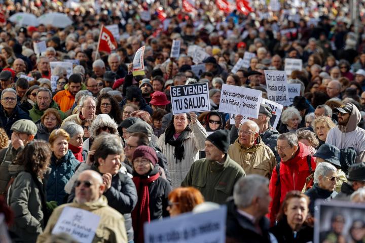 Miles de personas recorren este domingo el centro de Madrid en una manifestación contra la política sanitaria de Ayuso.