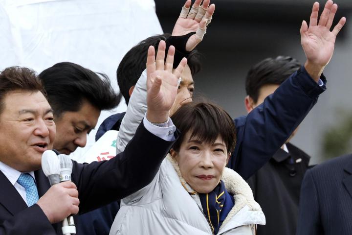 TOKYO (Japan), 07/02/2026.- Japanese Prime Minister and leader of the ruling Liberal Democratic Party (LDP) Sanae Takaichi (C) waves to supporters during an election campaign rally in Tokyo, Japan, 07 February 2026, the last day of the campaign for Japans general elections. Japanese voters are set to go to the polls on 08 February 2026 in the country's shortest modern campaign, following Prime Minister Sanae Takaichi's call for an early election. (Elecciones, Japón, Tokio) EFE/EPA/FRANCK ROBICHON