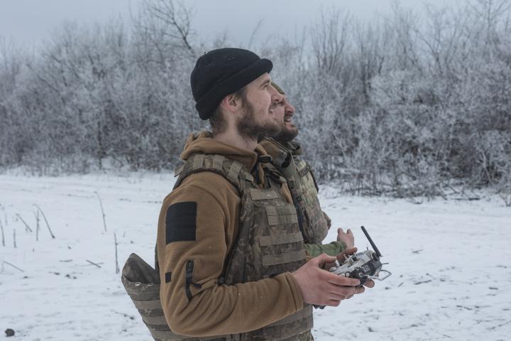 Soldado controlando dron.