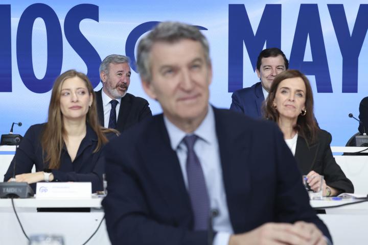 Alberto Núñez Feijóo, con Azcón de fondo, este lunes en Génova