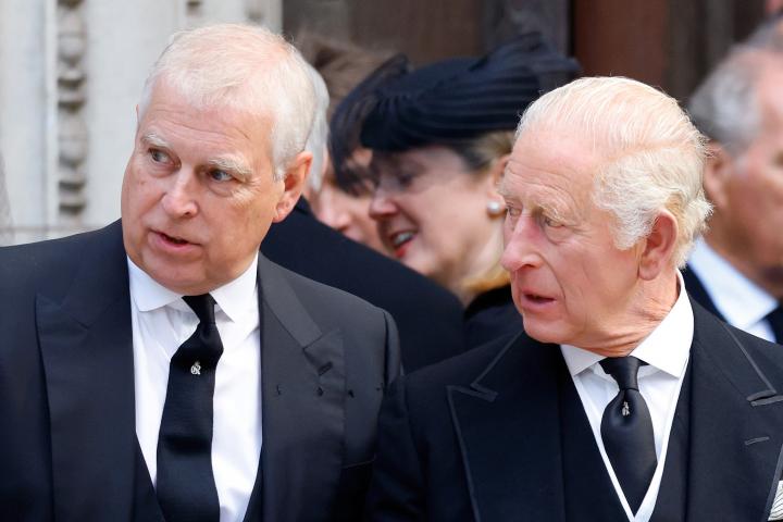 Andrés Mountbatten-Windsor y Carlos III tras el funeral de la duquesa de Kent