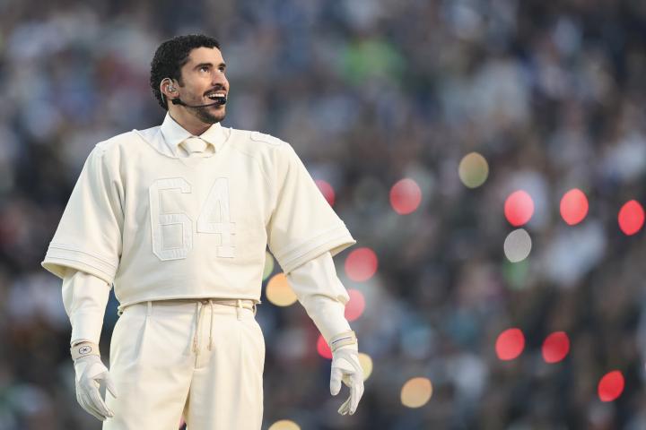 Bad Bunny durante su actuación en la Super Bowl 2026.