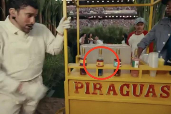 Bandera de España durante la actuación de Bad Bunny en la Super Bowl