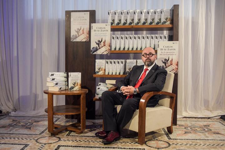 alt="alt="BARCELONA, ESPAÑA - 17 DE NOVIEMBRE: Carlos Ruiz Zafón presenta su nuevo libro «El Laberinto de los Espíritus» el 17 de noviembre de 2016 en Barcelona, ​​España. (Foto de Robert Marquardt/Getty Images)""