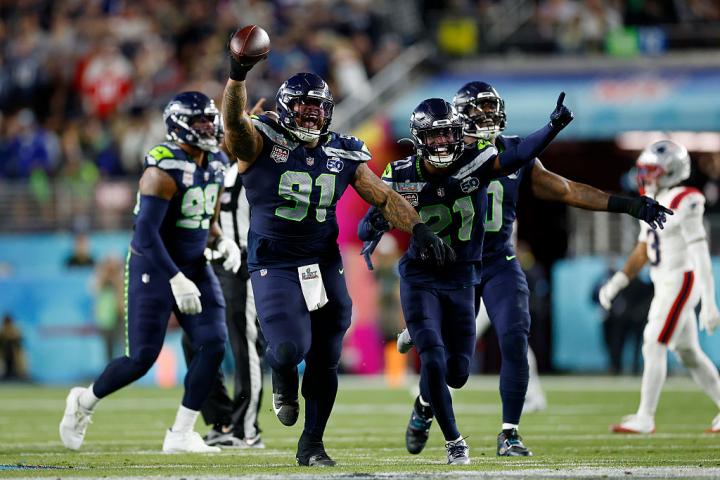 Byron Murphy II, Devon Witherspoon y la defensa de los Seahawks festejan su victoria ante los  New England Patriots en Santa Clara, (California), el 8 de febrero de 2026.