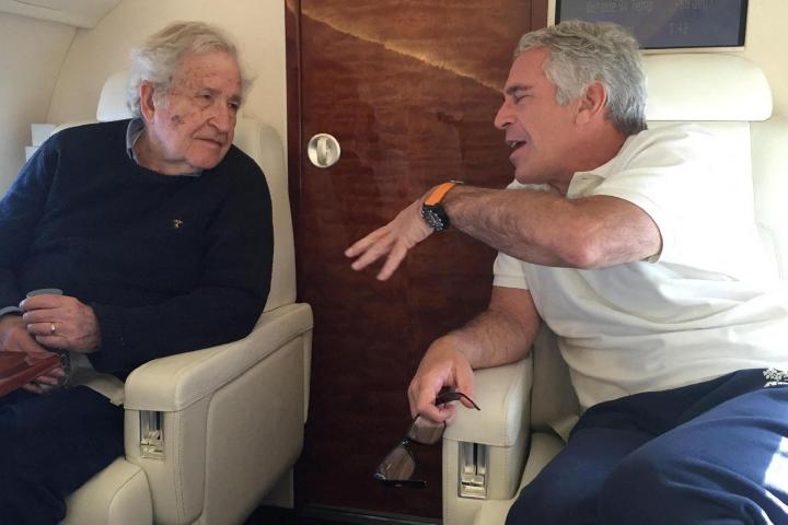 El académico y lingüista Noam Chomsky, con Jeffrey Epstein, en el avión del financiero pederasta.