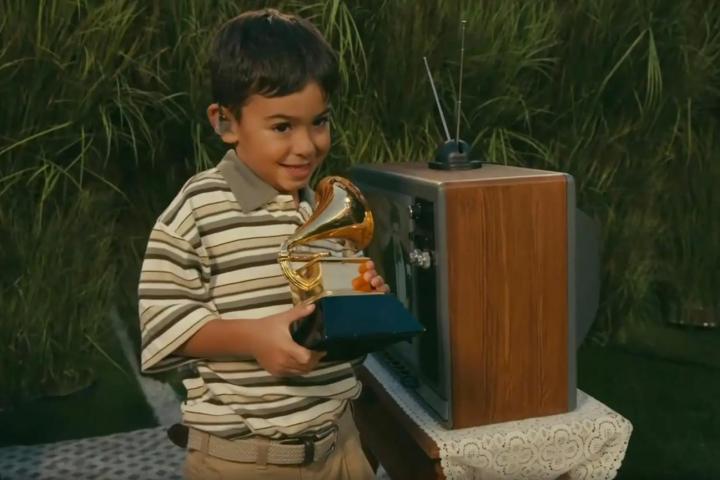 Lincoln Fox, el niño actor que se ha colado en la Super Bowl de Bad Bunny.