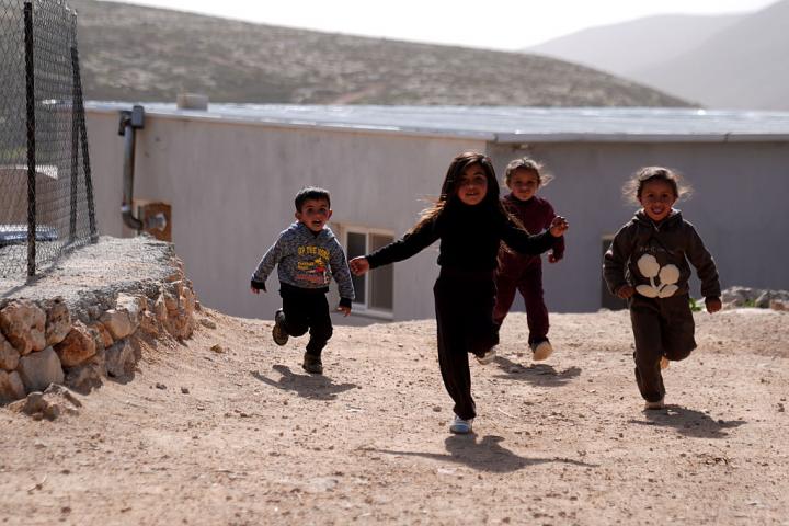 Niños juegan en la comunidad beduina palestina El-Halayil, de la zona sur de Al-Mughayyir (Cisjordania), declarada ahora como "zona militar" por Israel, el 1 de febrero de 2026.