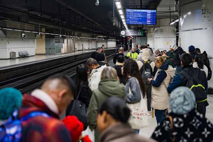 Numeroso pasarejos, en un andén