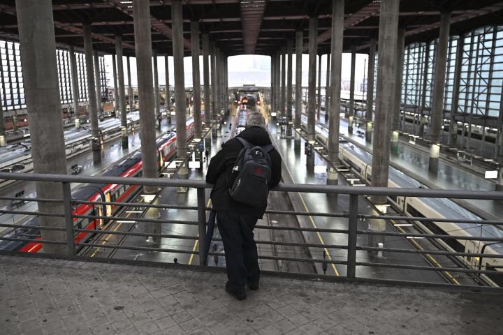 Un viajero afectado por la huelga de trabajadores ferroviarios mira hacia los andenes de alta velocidad de la estación de Atocha de Madrid este lunes