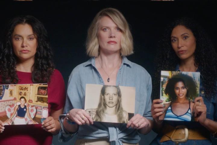 Varias de las supervivientes del pederasta Jeffrey Epstein, durante el anuncio emitido en la final de la Super Bowl del 8 de febrero de 2026, reclamando justicia sobre el caso.