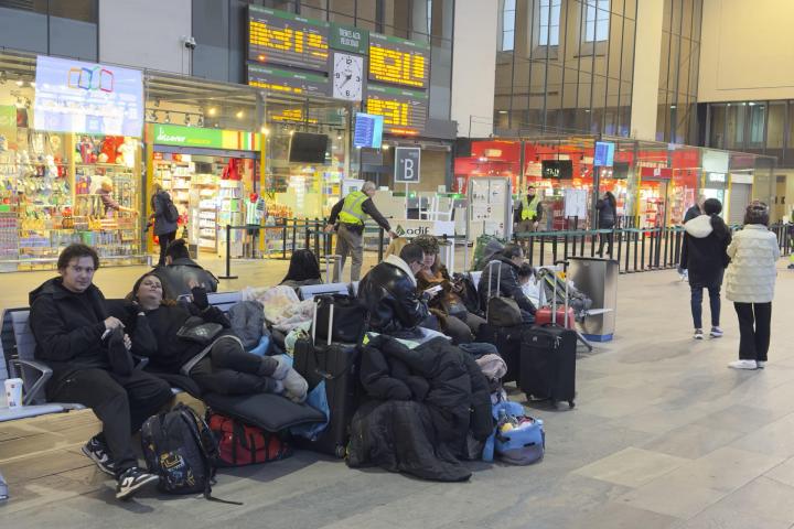 Viajeros esperan en la estación de Santa Justa, en Sevilla, durante los retrasos por el doble accidente de Adamuz (Córdoba), el 5 de febrero de 2026.