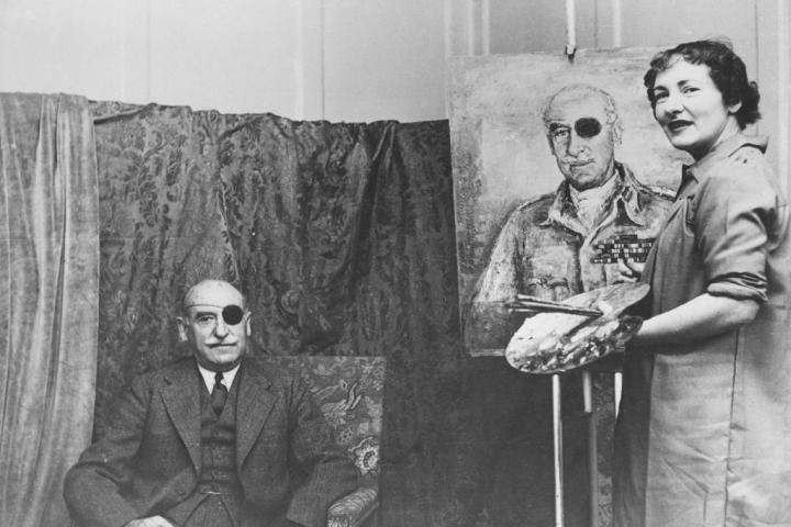 Adrian Carton de Wiart junto a un retrato suyo