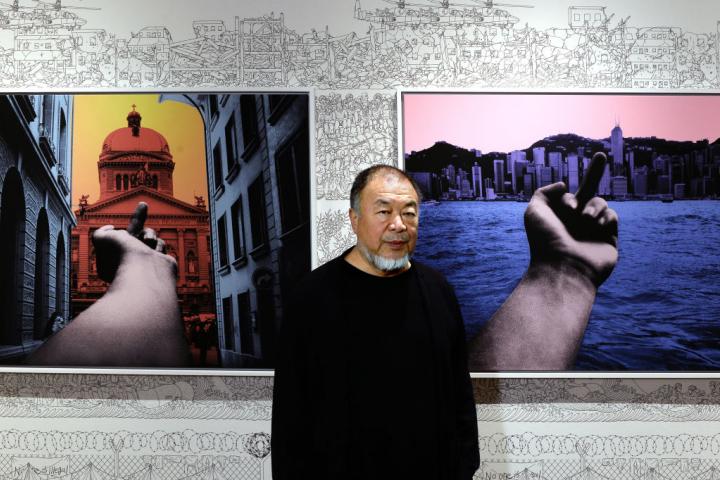 Ai Weiwei posa junto a varias obras de la exposición "¿Quién soy yo?"