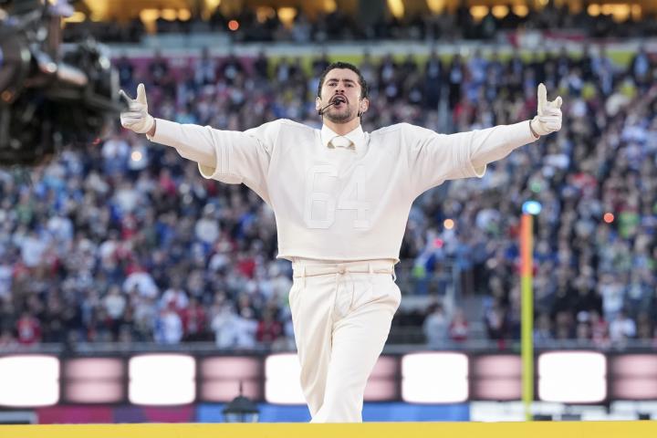 Bad Bunny durante su concierto en la Super Bowl