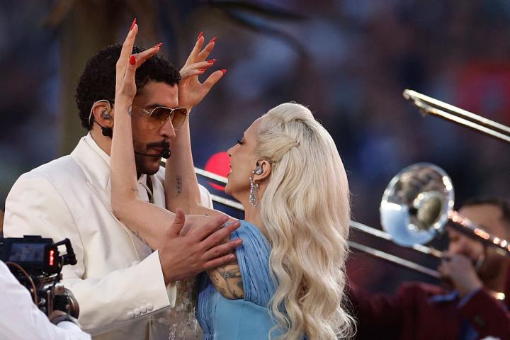 Bad Bunny y Lady Gaga durante la actuación de la Super Bowl.