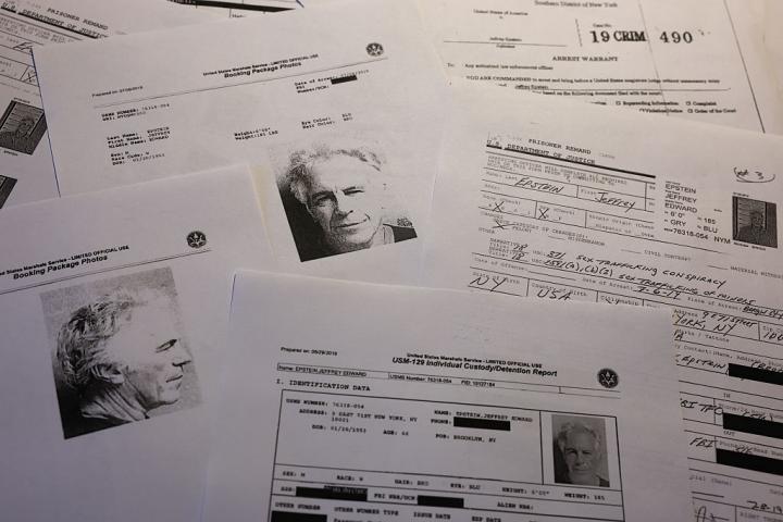 Documentos impresos disponibles en la Biblioteca Epstein del sitio web del Departamento de Justicia de EEUU, en una imagen de 2026.