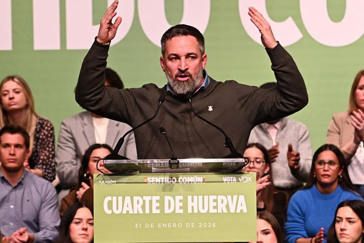 El presidente de Vox, Santiago Abascal, interviene durante el acto de clausura de la campaña electoral aragonesa en el Foro Cuarte, el 31 de enero de 2026, en Cuarte de Huerva (Zaragoza).