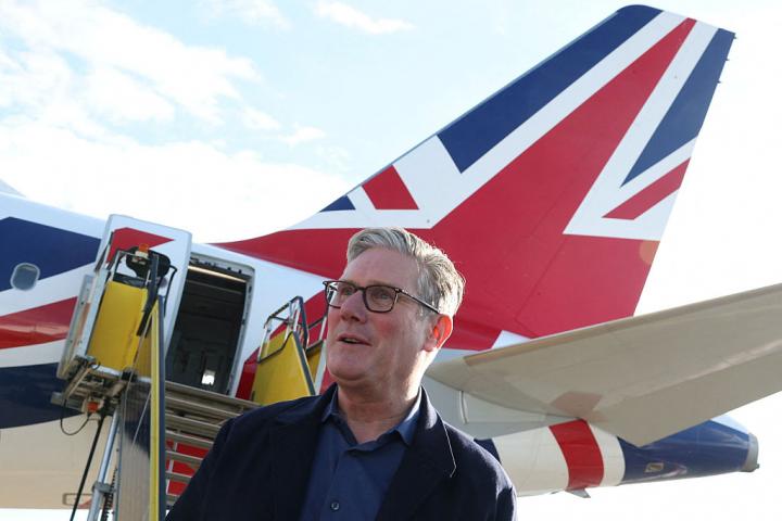 El primer ministro del Reino Unido, Keir Starmer, tras desembarcar en el Aeropuerto de Copenhague, el 1 de octubre de 2025, para acudir a una reunión de la Comunidad Política Europea.