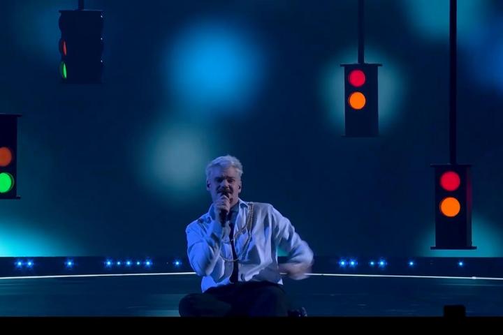 Greg Taro interpretando 'Velita' en el Benidorm Fest.