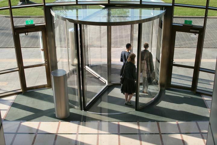 Grupo de personas saliendo de la oficina.