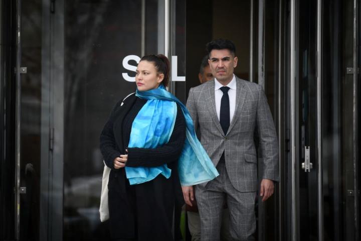 La actriz Elisa Mouliaá, junto a su abogado