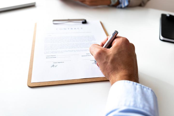 La firma de un contrato, en una imagen de archivo