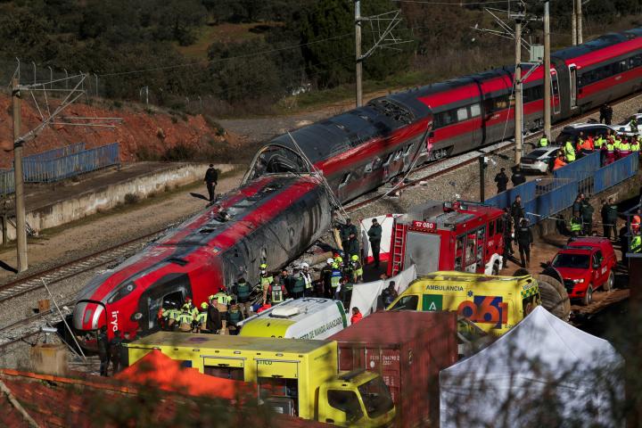 Miembros de la Guardia Civil y efectivos de emergencia trabajan junto a uno de los trenes implicados en el accidente de Adamuz (Córdoba), el 19 de enero de 2026.
