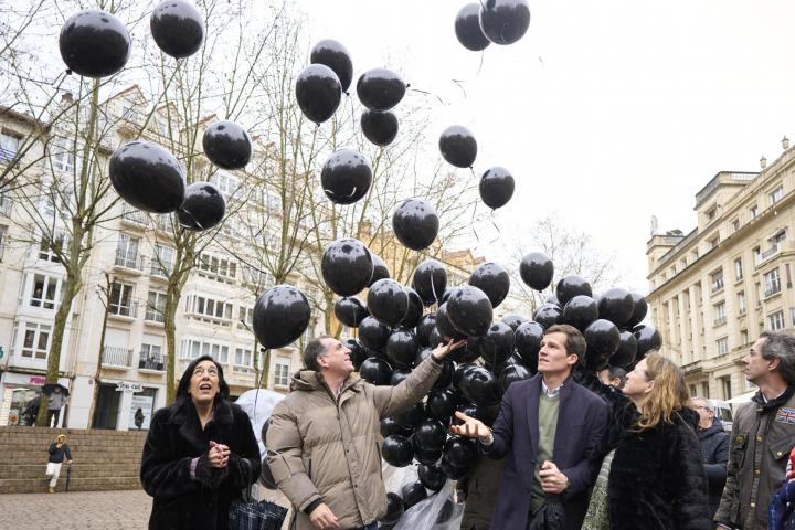 Suelta de 379 globos negros este jueves en Vitoria para reivindicar la adopción de medidas para el esclarecimiento de los 379 crímenes de ETA aún no resueltos completamente
