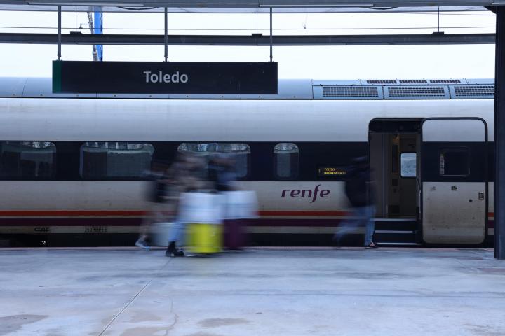 Un tren de Renfe llega a la estación de Toledo este lunes