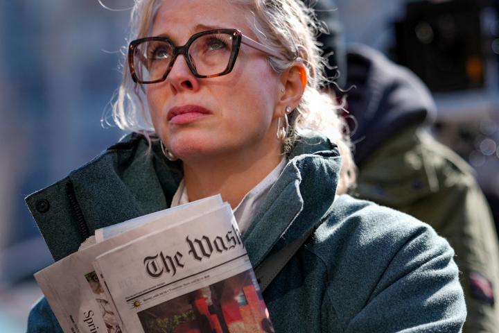 Una mujer sostiene un ejemplar de 'The Washington Post' en una protesta a las puertas de su redacción tras el anuncio de despidos generalizados, el 5 de febrero de 2026.