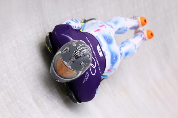 Vladyslav Heraskevych, entrenando con el caso en cuestión en la pista de skeleton