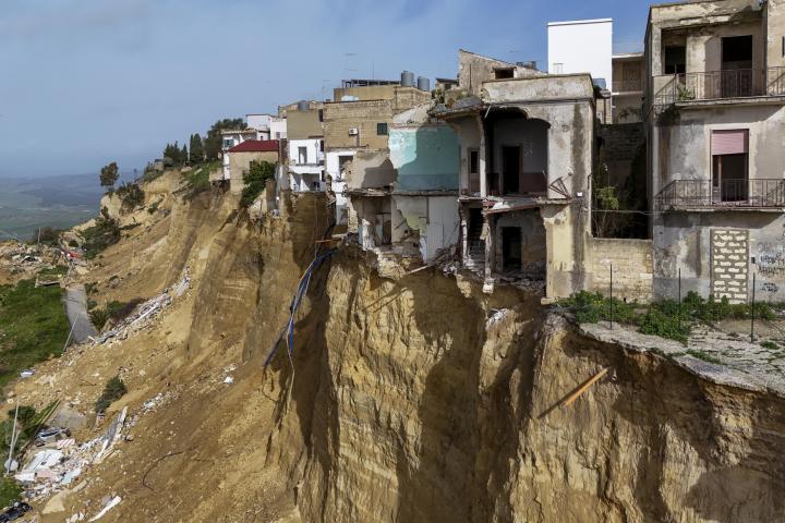 Ciudad de Niscemi (Sicilia), al borde del precipicio