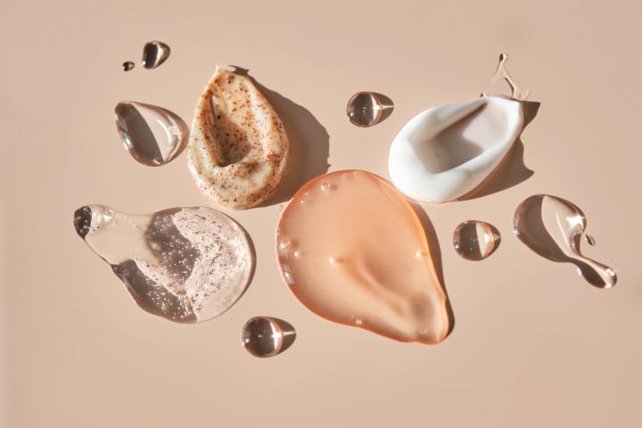 Cremas, exfoliantes y sérums de diferentes texturas