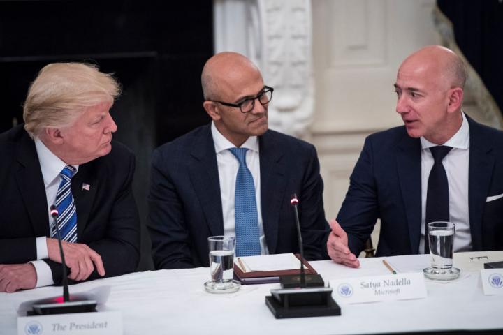 El presidente de EEUU, Donald Trump, con Satya Nadella, director ejecutivo de Microsoft, y Jeff Bezos, director ejecutivo de Amazon, el 19 de junio de 2017, en una reunión en la Casa Blanca.