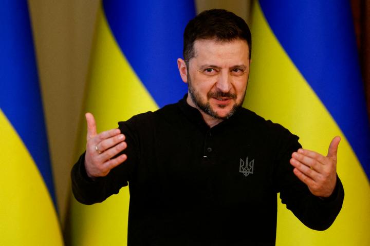 El presidente ucraniano, Volodimir Zelenski, gesticula mientras asiste a una conferencia de prensa en Kiev, el 12 de marzo de 2025.