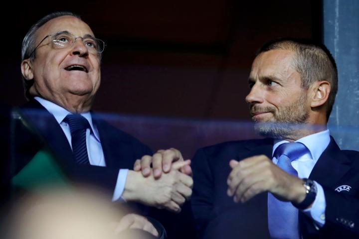 Florentino Pérez da la mano a Aleksander Ceferin, presidente de la UEFA