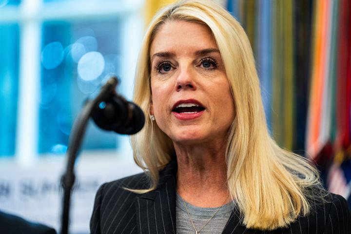 La fiscal general de EEUU, Pam Bondi, habla durante una rueda de prensa con el presidente Donald Trump en el Despacho Oval, el 15 de octubre de 2025.
