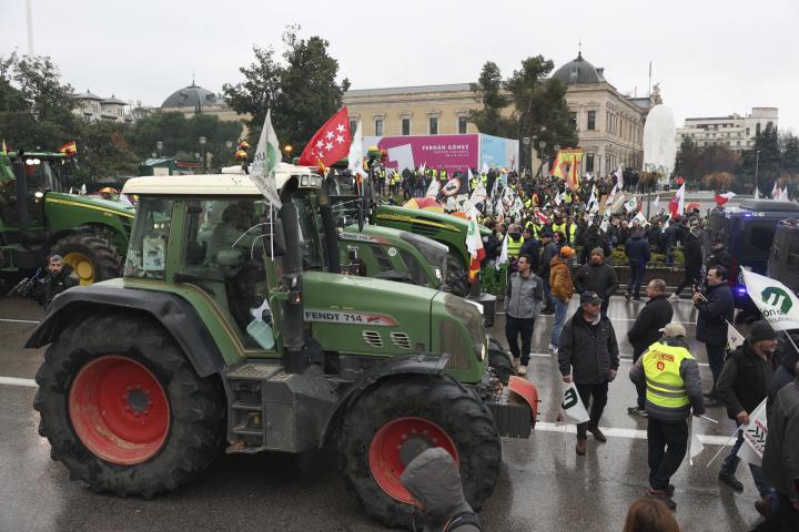 Un tractor y varios agricultores durante la tractorada en Madrid