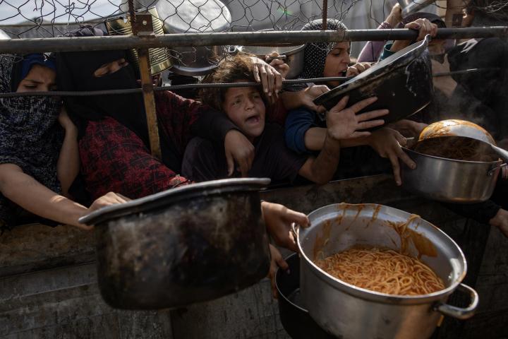 Khan Yunis (---), 07/02/2026.- Displaced Palestinians including children gather to receive food from a charity kitchen in Khan Yunis, southern Gaza Strip, 07 February 2026. According to the UN around 90 percent of the population or 1.9 million people in Gaza have been displaced since the start of the conflict. EFE/EPA/HAITHAM IMAD
