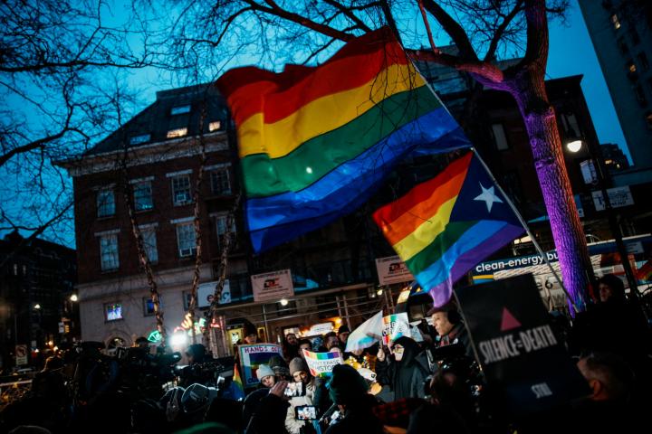 Protesta ante el Monumento Nacional Stonewall, donde nació el movimiento por los derechos LGBTQ+, tras la retirada de la bandera arcoíris, el 10 de febrero de 2026, en Nueva York.