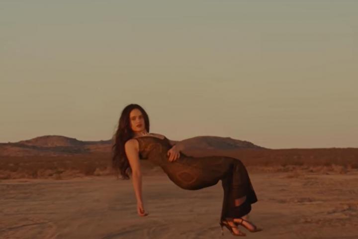 Rosalía levitando en el 'clip' de 'Sauvignon Blanc'.