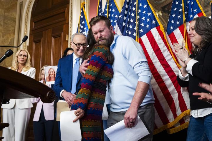 Sky Roberts, abraza a la representante demócrata por Nuevo México Teresa Leger, el 10 de febrero de 2026, en la presentación de la ley sobre abusos sexuales, en Washington.