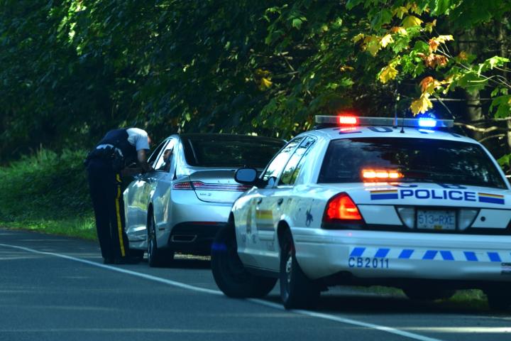 Un agente de policía detiene un vehículo al costado de la carretera, en la Columbia Británica de Canadá, en una imagen de archivo.