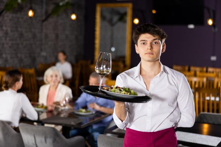 Un camarero joven, en una imagen de archivo.