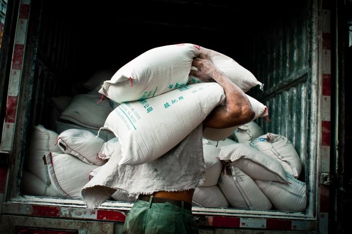 Un hombre cargando sacos, en una imagen de archivo