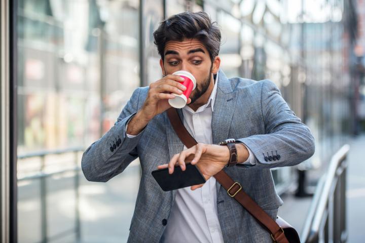 Un hombre llega tarde al trabajo