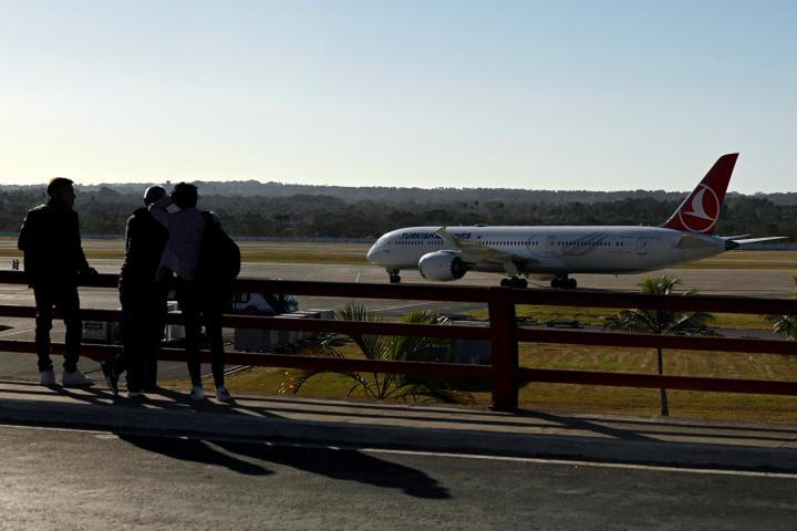 Unos cubanos observan un avión de Turkish Airlines en el Aeropuerto Internacional José Martí de La Habana, el 9 de febrero de 2026.
