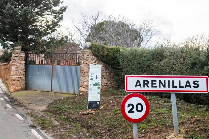 Vista del cartel que anuncia la llegada al pequeño municipio soriano de Arenillas.