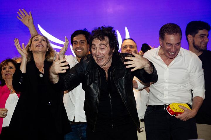 El presidente argentino Javier Milei saluda tras finalizar, junto a su hermana Karina, su discurso en un mitin de las elecciones de mitad de mandato, el 23 de octubre de 2025, en Rosario.